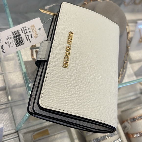 Michael Medium Crossgrain Leather Bifold Wallet
Optic White
NWT - Picture 12 of 16